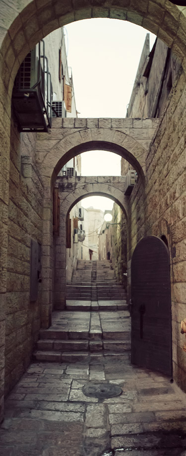 Narrow Jerusalem street path